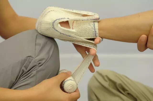 医用绷带怎么绑图解【急救科普】 外伤处理中5种绷带包扎方法，赶紧get!_https://www.jmylbn.com_新闻资讯_第34张