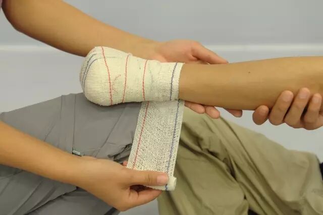 医用绷带怎么绑图解【急救科普】 外伤处理中5种绷带包扎方法，赶紧get!_https://www.jmylbn.com_新闻资讯_第37张