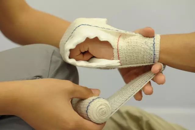 医用绷带怎么绑图解【急救科普】 外伤处理中5种绷带包扎方法，赶紧get!_https://www.jmylbn.com_新闻资讯_第32张