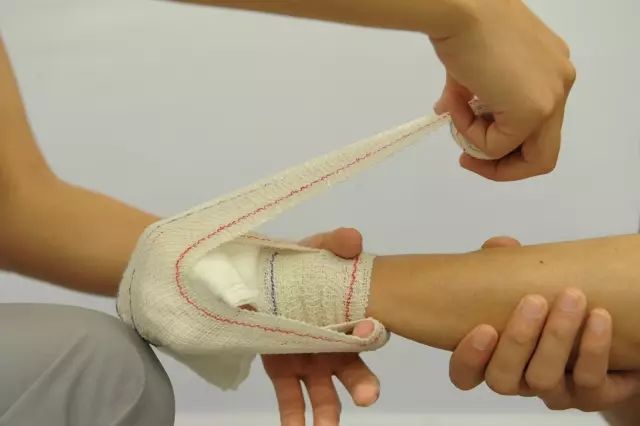 医用绷带怎么绑图解【急救科普】 外伤处理中5种绷带包扎方法，赶紧get!_https://www.jmylbn.com_新闻资讯_第35张