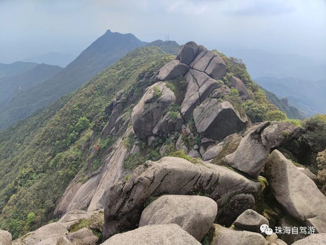 广东肇庆市广宁与怀集交界的罗壳山,有一条五峰连穿的鹰石线,鹰嘴石