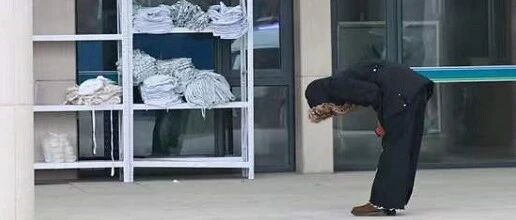 刚刚！首例患者出院！她向医护深鞠一躬！