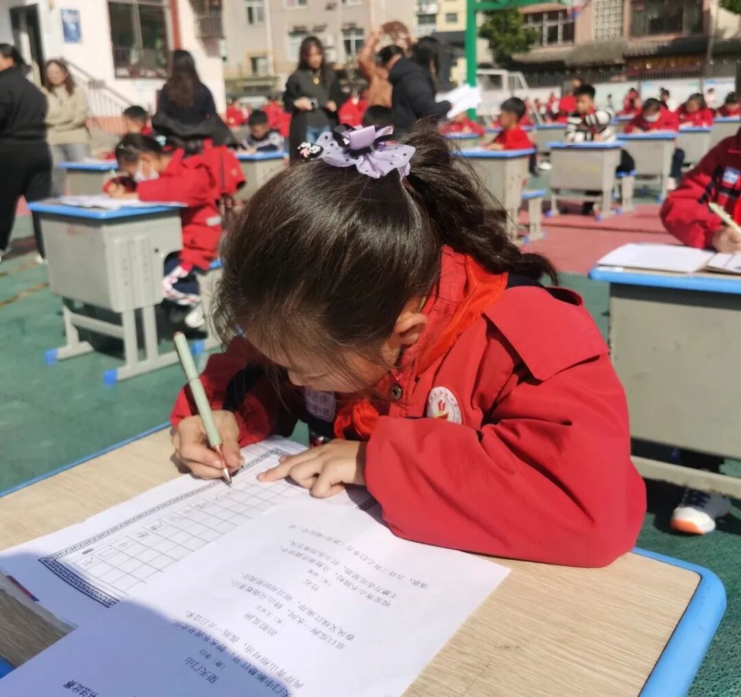 开阳县第二小学举办“趣玩·绘心之美”书画大赛