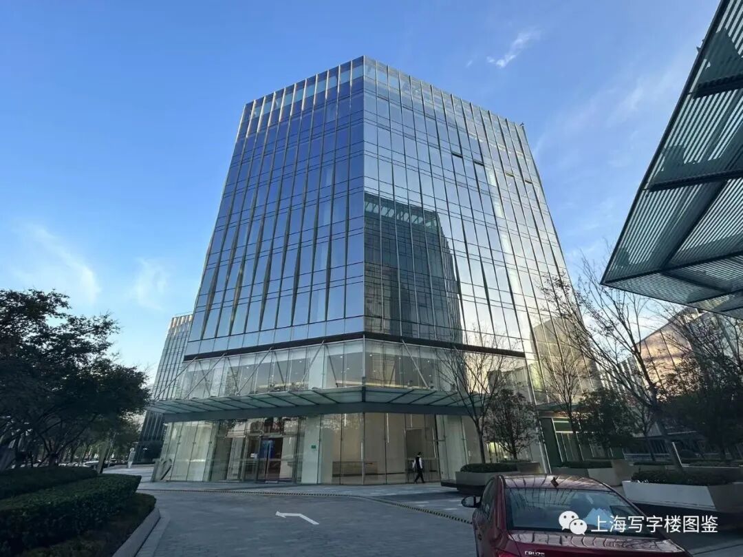 商务区内步行可至虹桥火车站的可租精装写字楼项目有:虹桥汇,万通中心