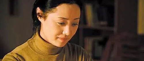 拍戏玻璃扎进眼睛险毁容，三次婚姻嫁两个男人，如今她50岁活得神采飞扬!