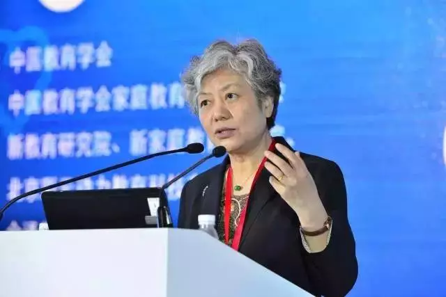 李玫瑾:父母的首要任务是帮助孩子找到自身价值 李玫瑾:父母的首要任务是帮助孩子找到自身价值