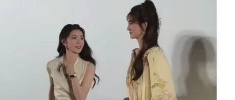 刘浩存这身材比例也逆天了吧,即使是站在大长腿韩佩颖旁边,也毫无逊色