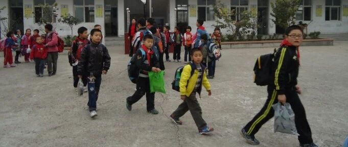 入冬后，“5+2”课后延时服务又遇新难题，学校给出的解决办法令家长满意，学生开心！