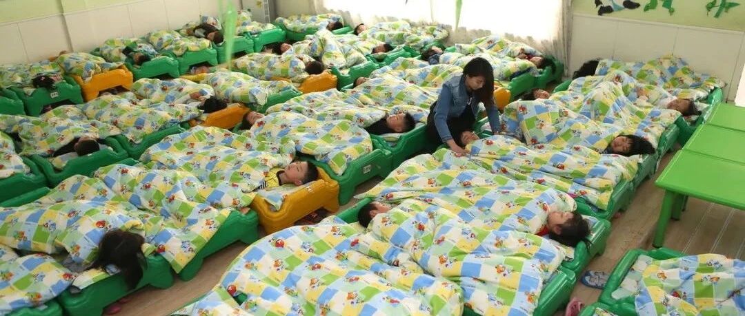 幼儿园老师发孩子午睡照片，眼尖家长发现端倪：老师，你别想干了