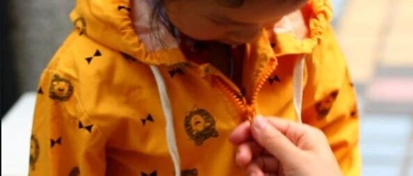 一件衣服害孩子反复肺炎3个月，幼儿园提醒：家长们注意，这些衣服少买！