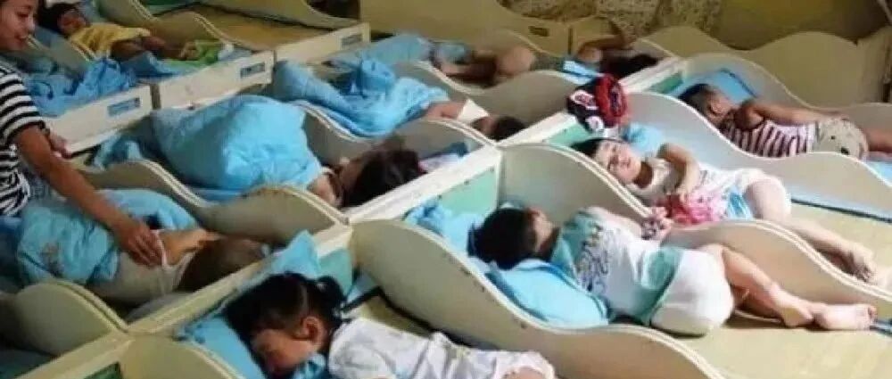 幼儿园老师上传“午睡照”到家长群，妈妈怒斥：必须给个说法！