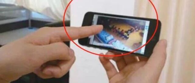 幼儿园老师发现孩子口袋很鼓，翻出东西后伤心难过，园长：已退园