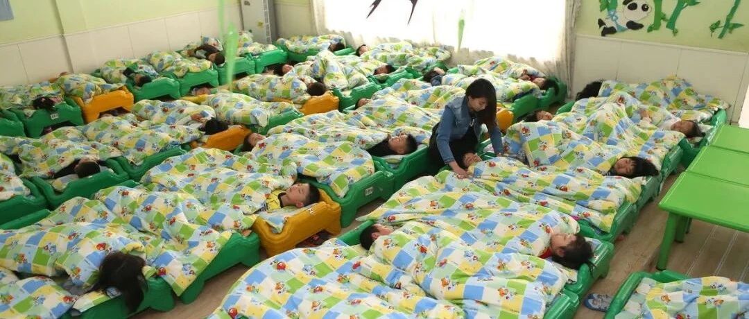 幼儿园老师发孩子午睡照片，眼尖家长发现端倪：老师，你别想干了
