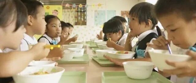 孩子一回家就喊肚子饿，真的是在幼儿园没吃饱吗？