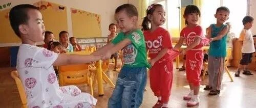 【家园共育】幼儿寒假一日生活作息表，附亲子互动建议和劳动清单（转给家长）