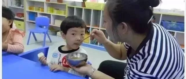 “老师，麻烦您多照顾一下我家孩子，谢谢！”（转给家长）