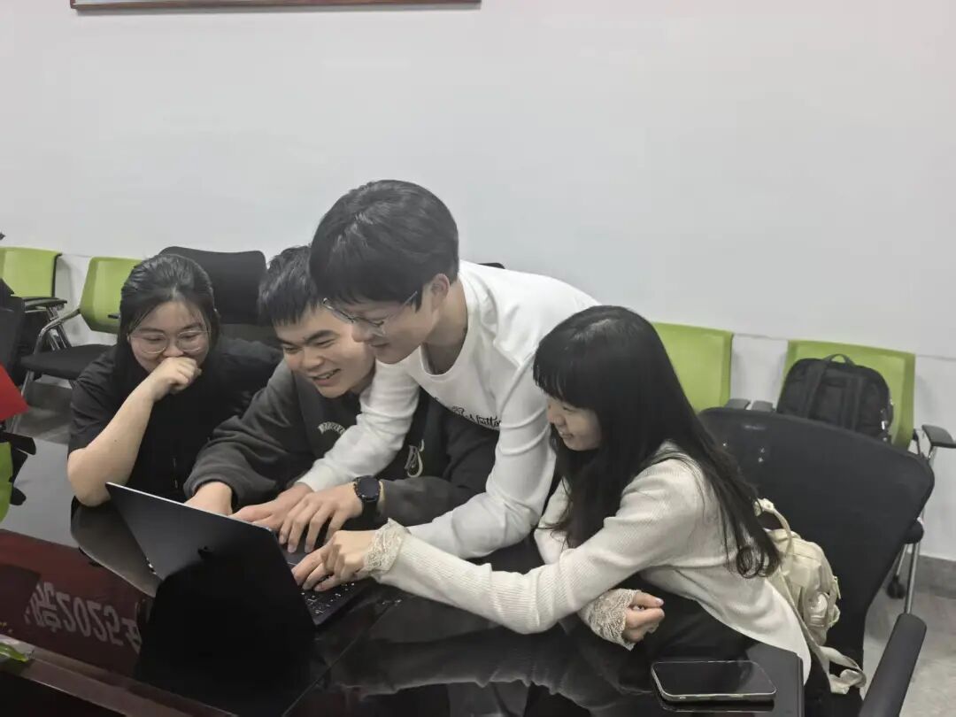 四人一起研究算法.jpg