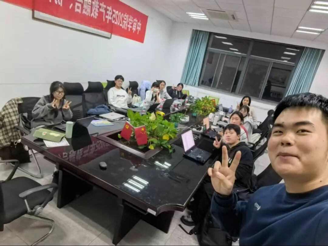 深夜科研照片.jpg
