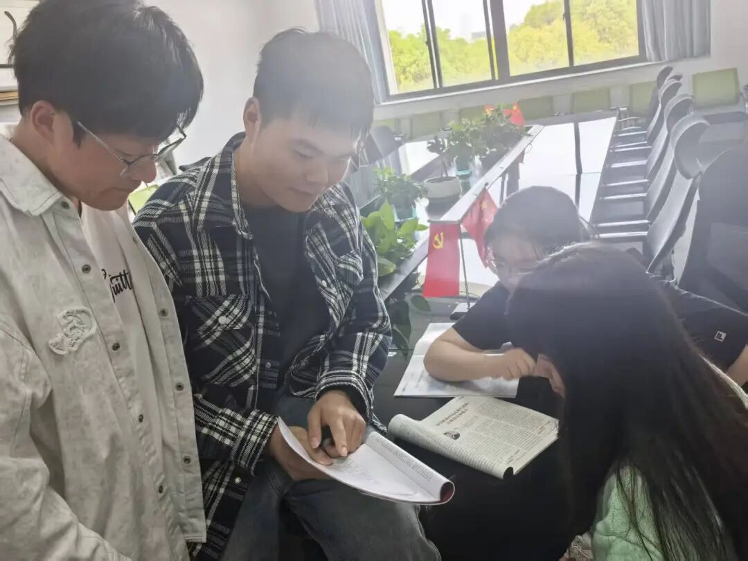 四人小组时期大家讨论项目.jpg