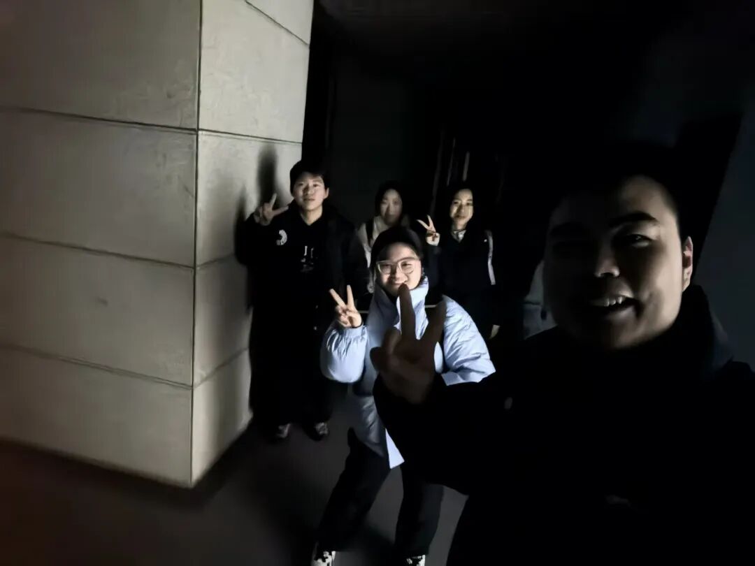 深夜科研照片.jpg