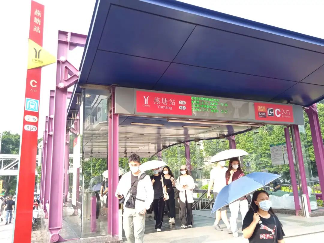 学校在天河客运站,广州地铁燕塘站c出口,广州地铁21号线长平站b2出口