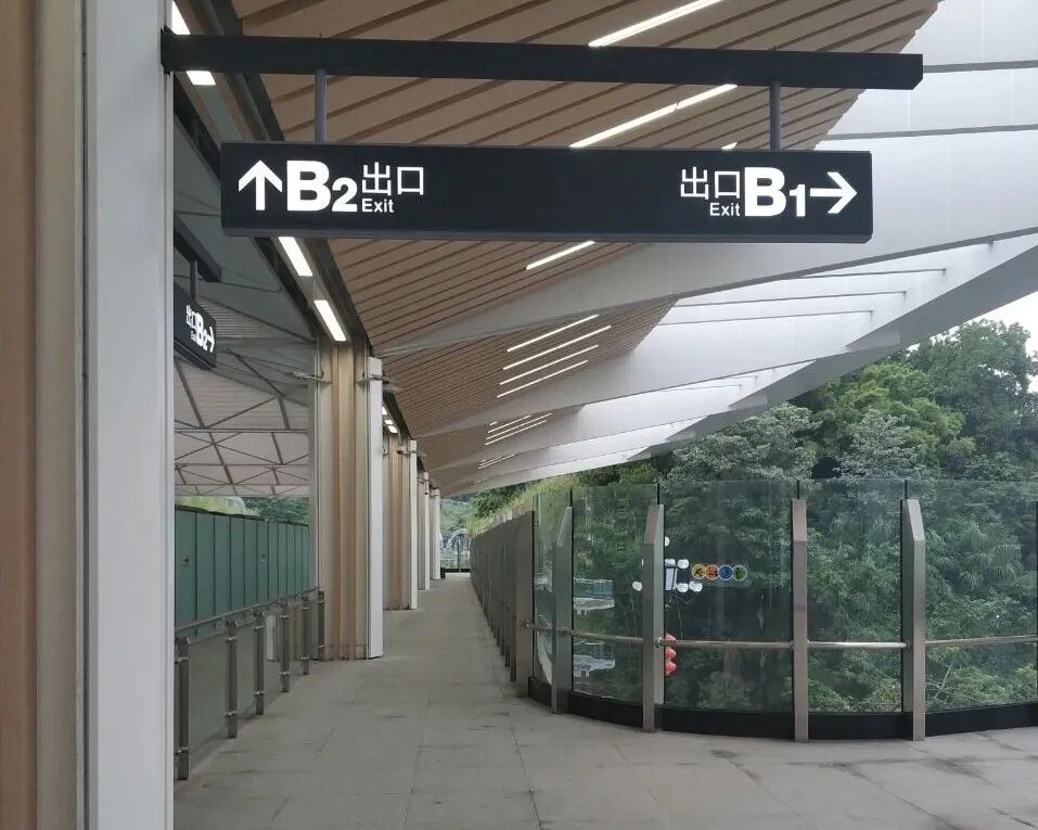 学校在天河客运站,广州地铁燕塘站c出口,广州地铁21号线长平站b2出口