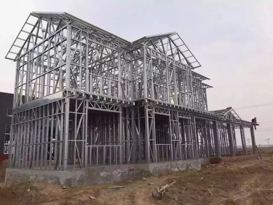 “凭什么好好的砖混房不要，偏要选择轻钢别墅？”