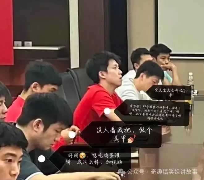 王楚钦和大家合影耳朵红了