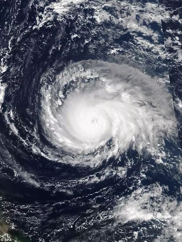 最新!"艾玛"飓风迈入毁灭级5级,后天横扫东南沿海,大部分房屋将被毁,民众紧急北撤！ .. ...