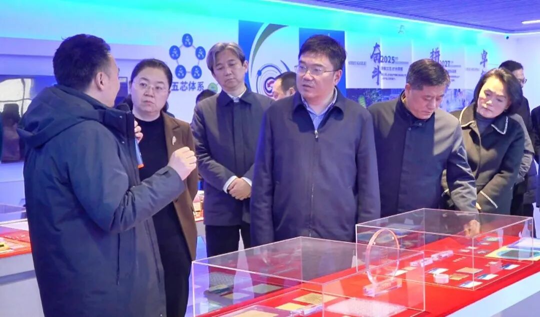 我县召开全县项目建设和招商引资现场推进会