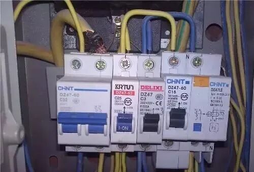 如果您家里的灯突然不亮了，你会怎么做？现在让我们来学习一下的图4