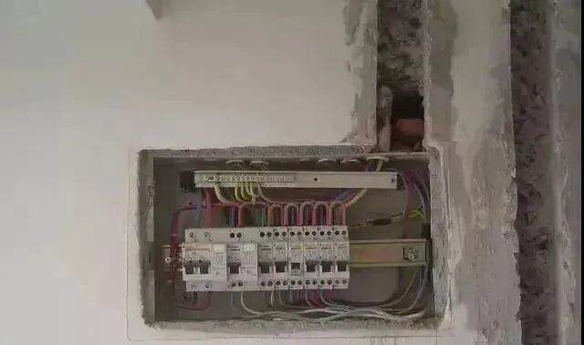 一看就懂的“电工布线电路实图解”的图17