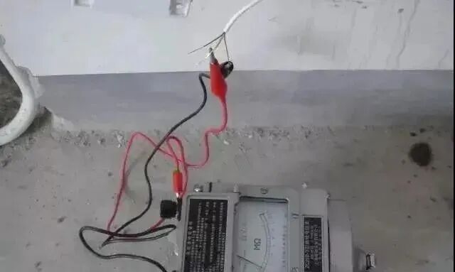 一看就懂的“电工布线电路实图解”的图22