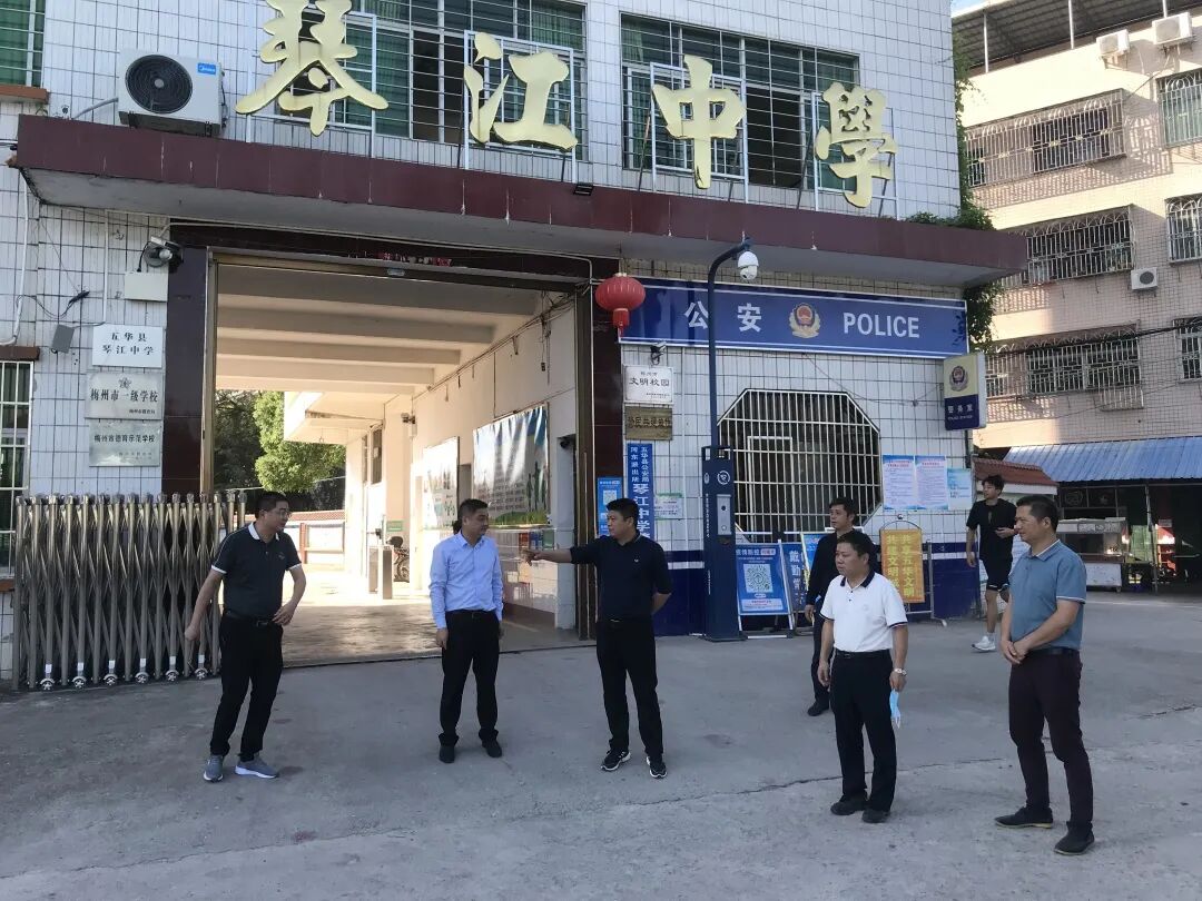 在琴江中学,张伟雄一行听取了学校高考备考工作汇报,他强调,要重视