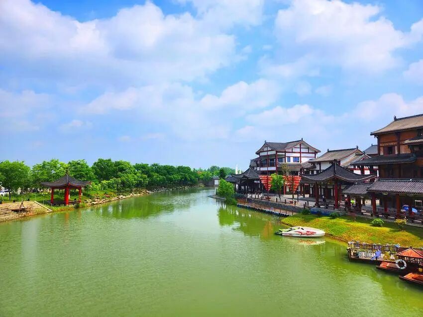 beginning of spring5月初的孝感市孝南区凤凰天仙城,树绿,水碧,草木