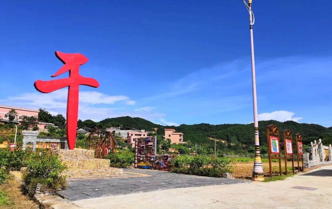 10 周年,苍梧县各项工作取得了新突破,"一城两镇"建设