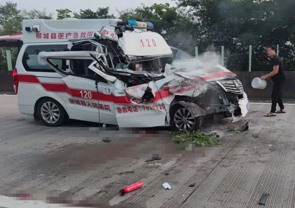 痛心！救护车车祸，医生当场死亡！