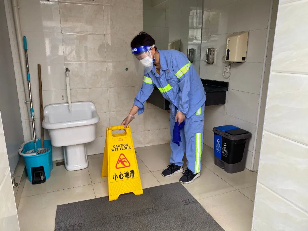 此外,工作人员还对公厕铺设了防滑垫和警示牌,加强地面保洁频次,确保