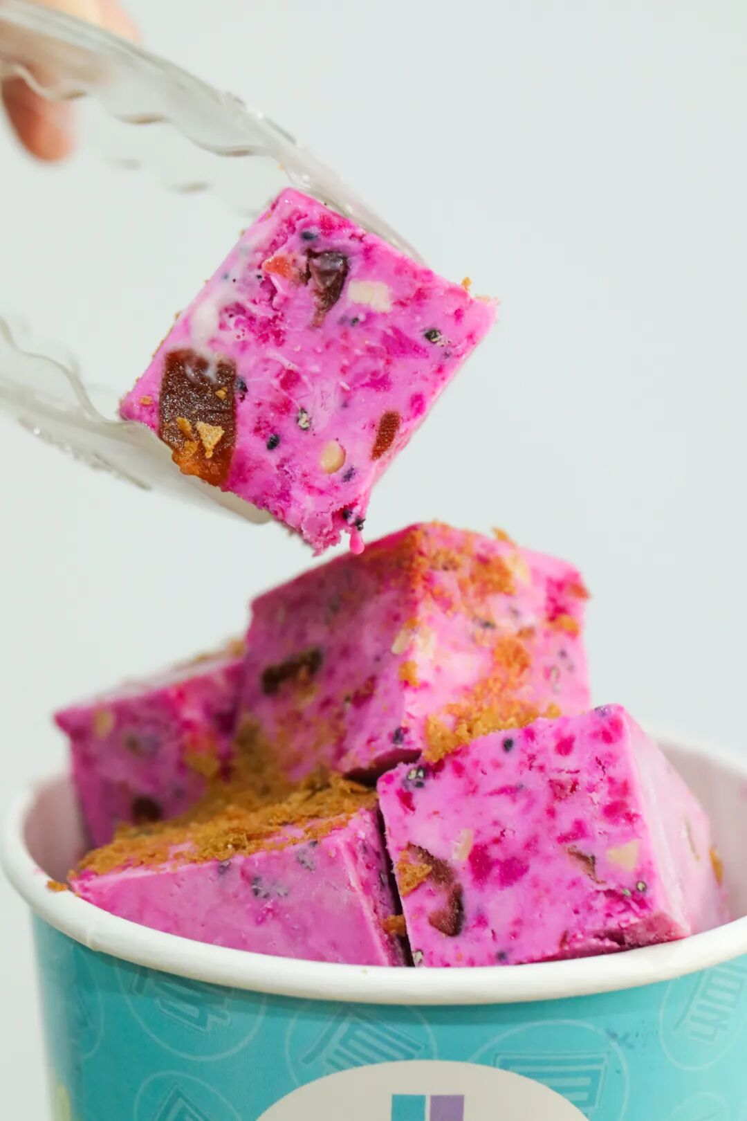 酸奶和一众干果们赋予了它丰富的味道入口后小小的火龙果籽在齿间发出