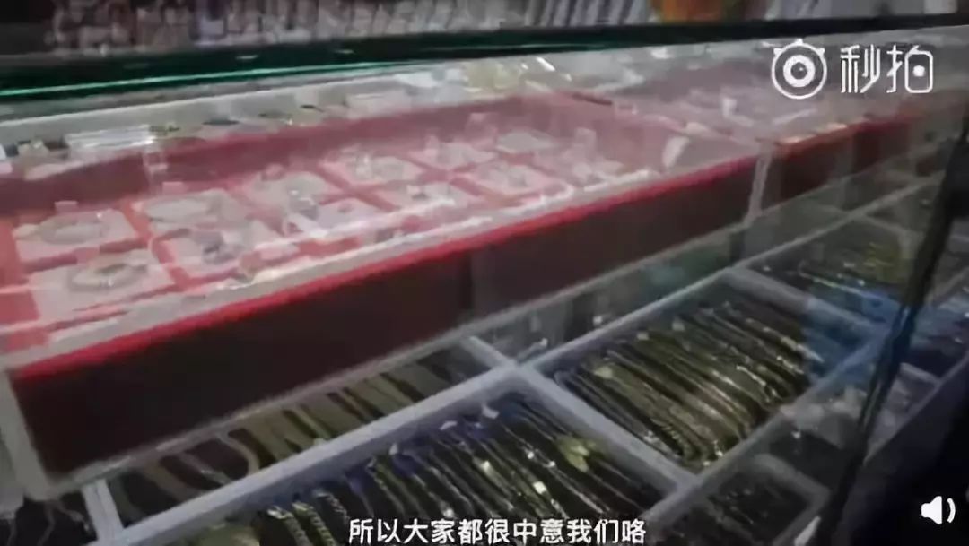 裤链饰品_毛衣链饰品图片_男子不拉裤链用下体摩擦猥亵女