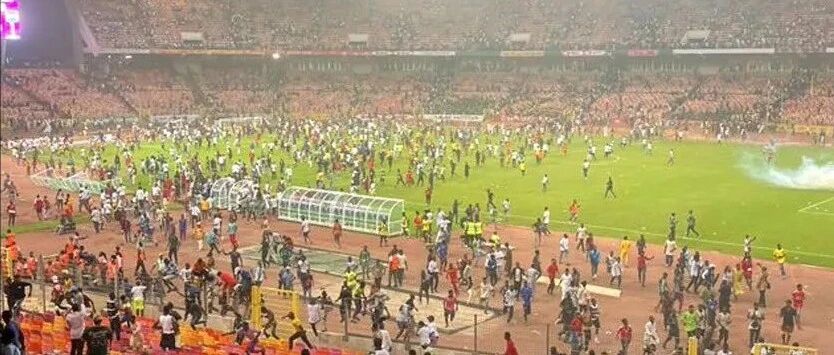 无缘世界杯，球迷冲进场围殴球员