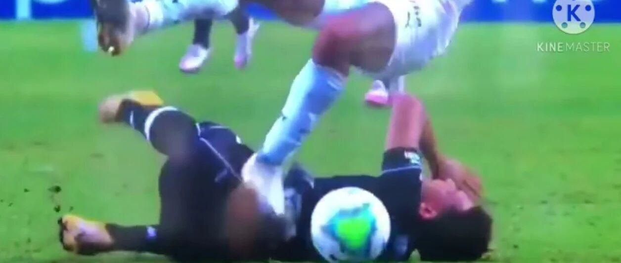 ​​恶汉脚踹记者​下体！6分钟后骨折重伤，2020赛季报销