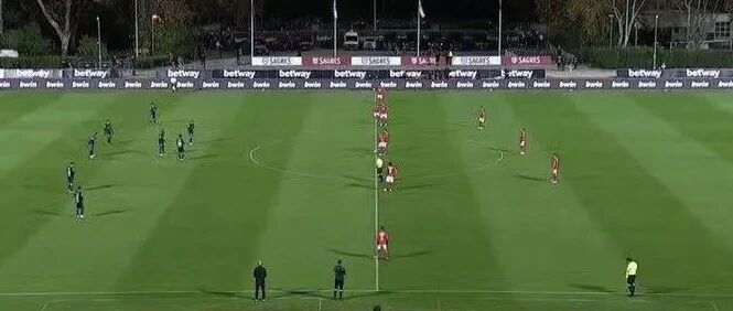 首发仅9人！两门将登场，半场0-7被腰斩