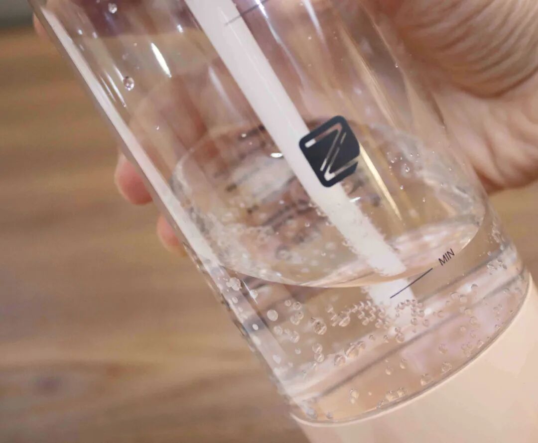 水活力电气石养生杯_魔术杯 碰水出雪花_杯水主义