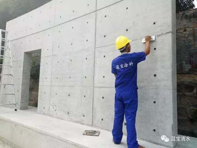其实按照正常的清水混凝土浇筑所保留了原有的施工痕迹,整齐的禅孔