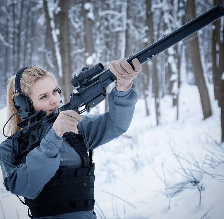 颜值高的俄罗斯女兵拍摄图集
