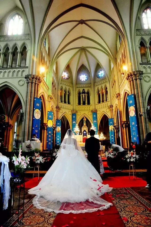 该堂区每天清晨有多台弥撒,逢星期日及教内重要节日,教友济济一堂.