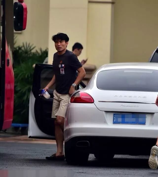 cba球星易建联是现役篮球运动员里的老大级别球员,他拥有很多辆高级