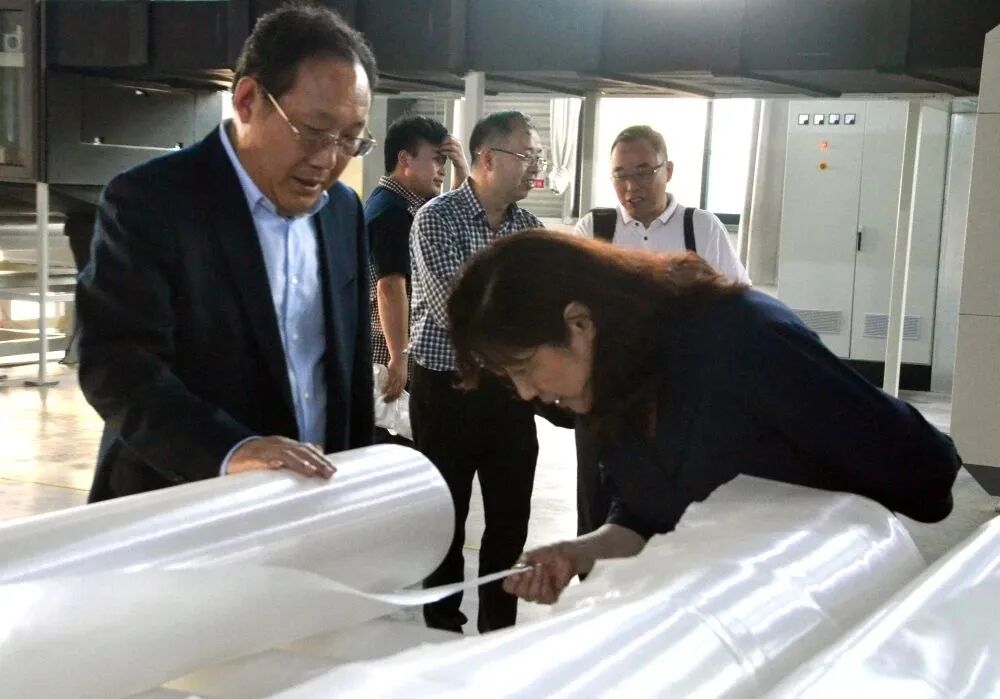 王玉萍一行参观神鹤科技军、警用防弹复合材料研发中心