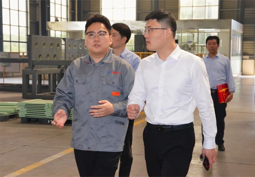 徐晗一行考察神鹤科技研发生产情况